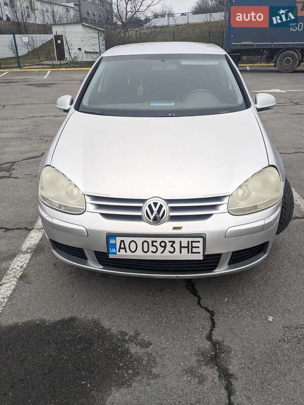 Хетчбек Volkswagen Golf 2004 в Ужгороді