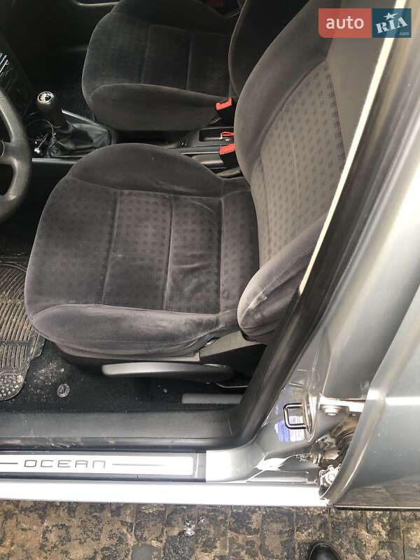 Хетчбек Volkswagen Golf 2003 в Бучачі