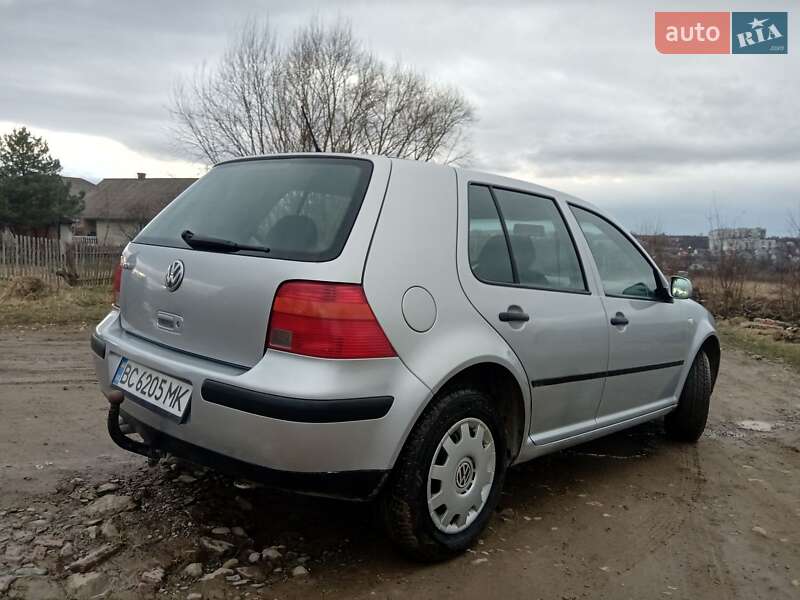 Хэтчбек Volkswagen Golf 2003 в Стебнику