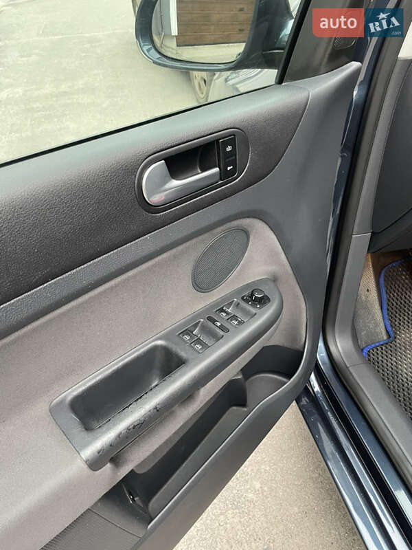 Хэтчбек Volkswagen Golf 2005 в Виннице