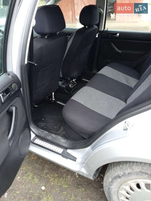 Хэтчбек Volkswagen Golf 2002 в Тлумаче