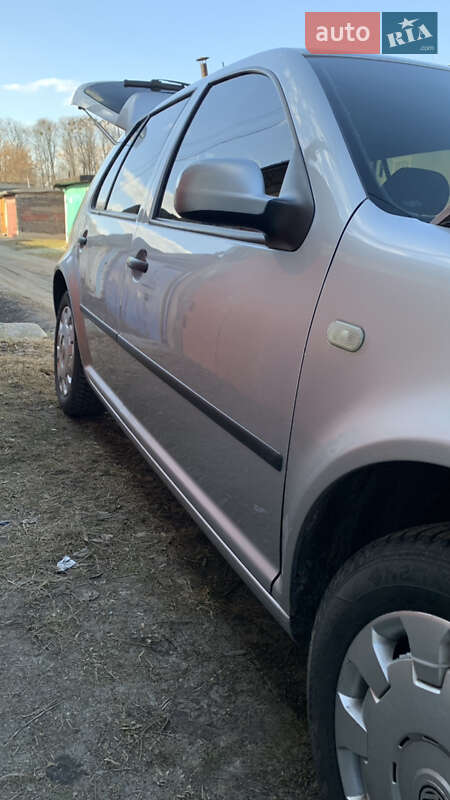 Хетчбек Volkswagen Golf 2003 в Зміїві