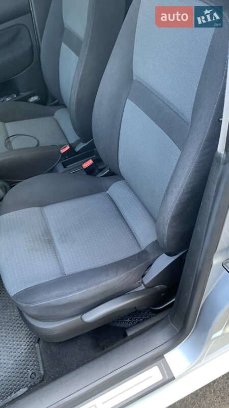 Хетчбек Volkswagen Golf 2003 в Зміїві