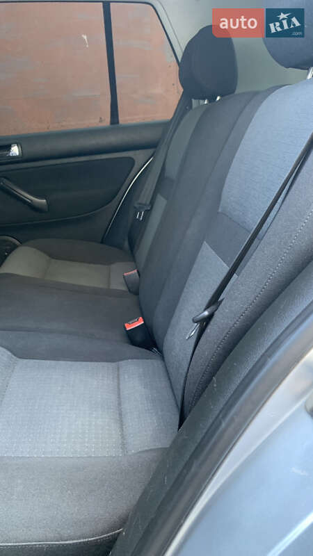 Хетчбек Volkswagen Golf 2003 в Зміїві