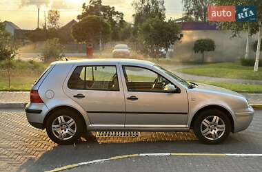 Хэтчбек Volkswagen Golf 2002 в 