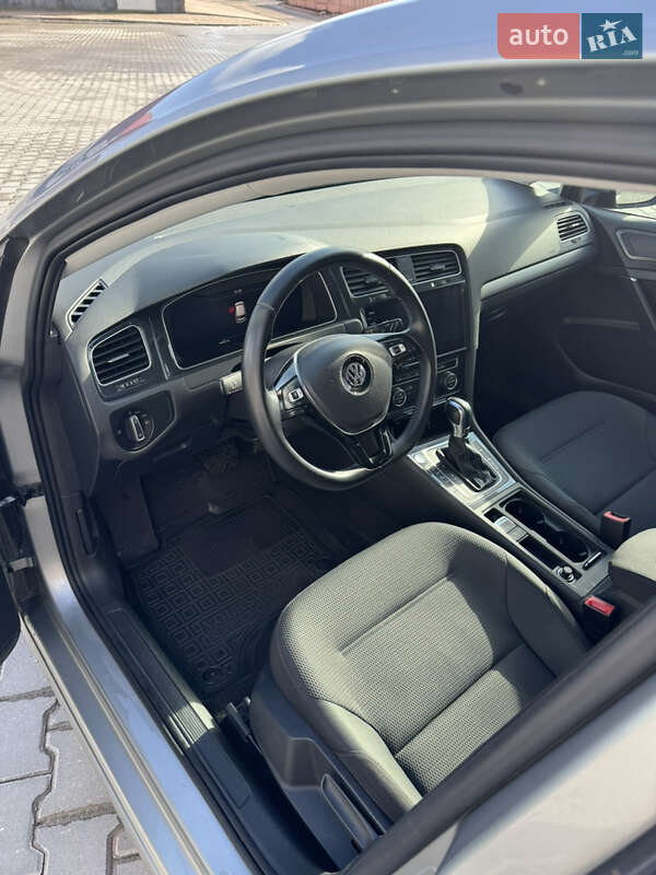 Хэтчбек Volkswagen Golf 2017 в Тернополе