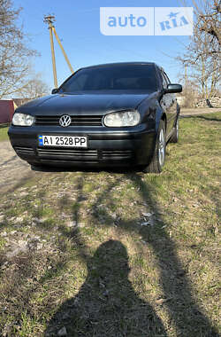 Хэтчбек Volkswagen Golf 2002 в Семеновке