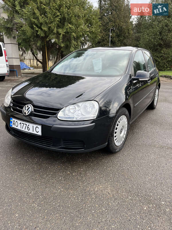 Хетчбек Volkswagen Golf 2004 в Хусті
