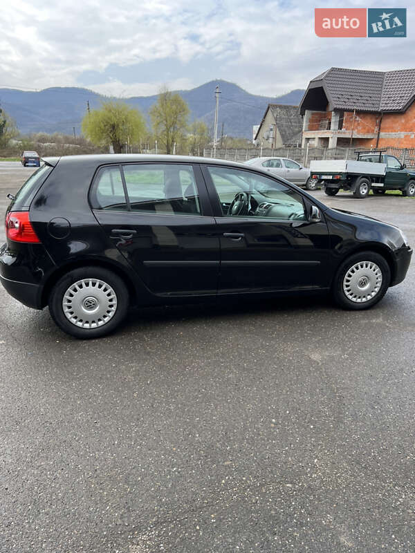 Хетчбек Volkswagen Golf 2004 в Хусті