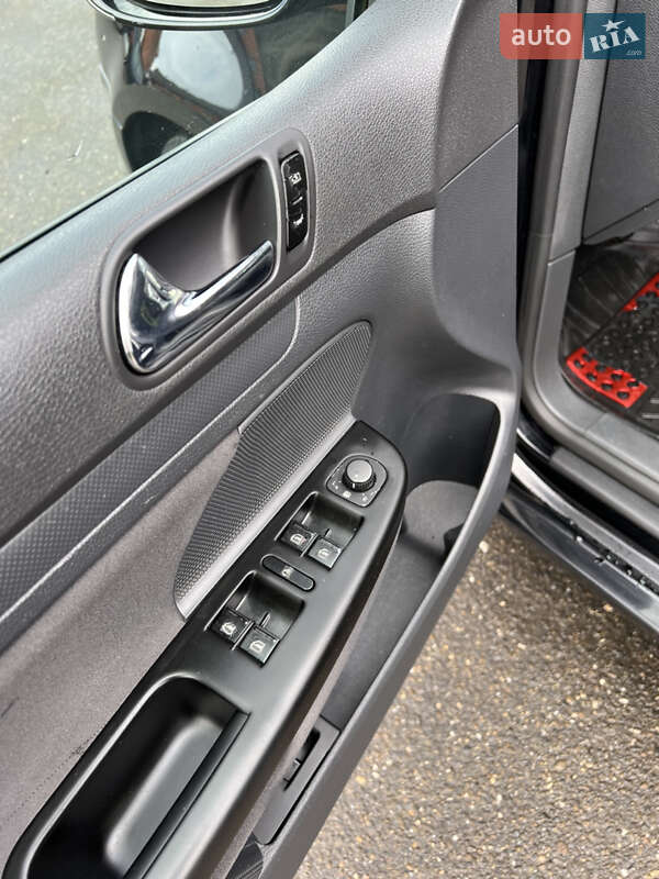 Хетчбек Volkswagen Golf 2004 в Хусті