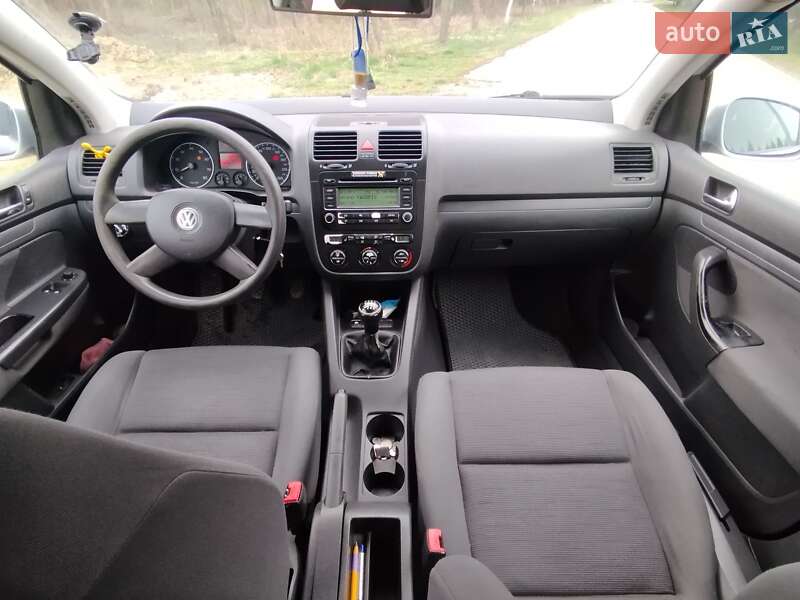 Хэтчбек Volkswagen Golf 2004 в Яворове