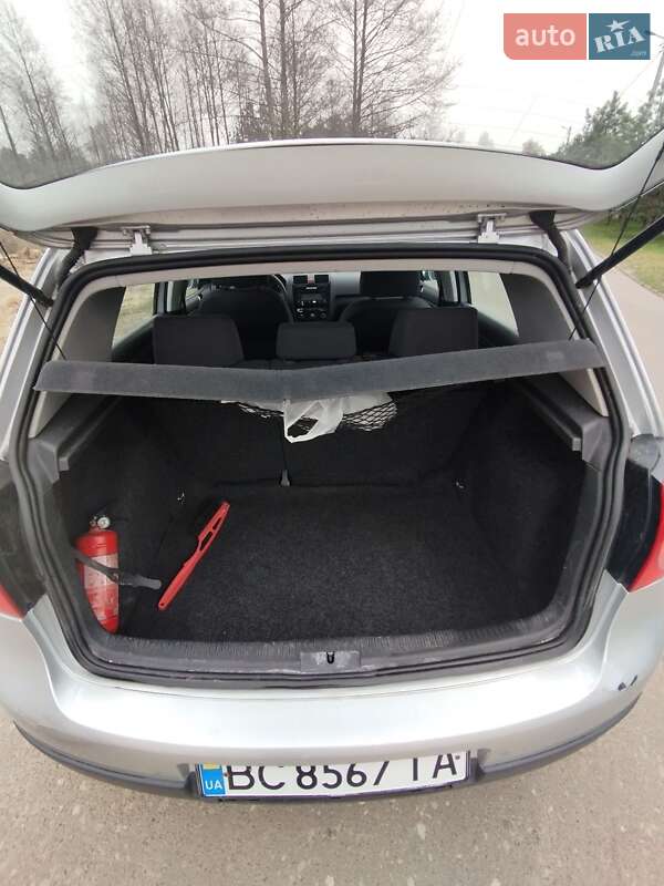 Хэтчбек Volkswagen Golf 2004 в Яворове