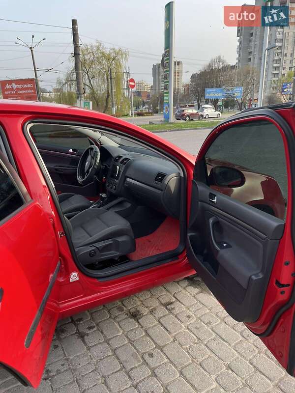 Хэтчбек Volkswagen Golf 2004 в Львове