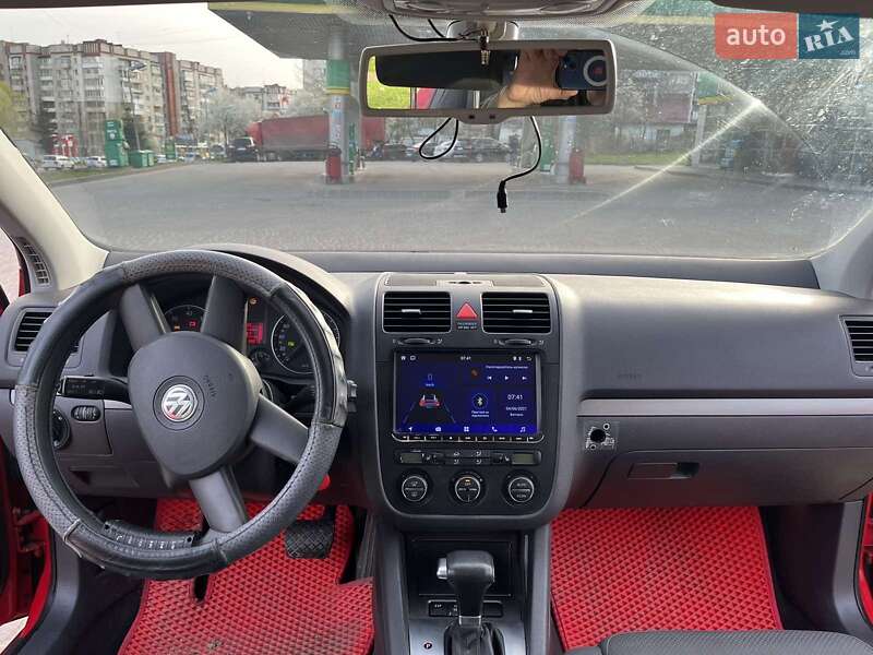 Хэтчбек Volkswagen Golf 2004 в Львове
