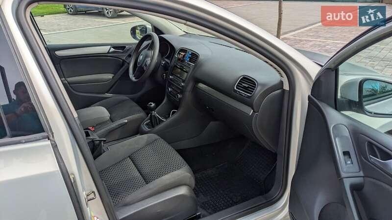 Хэтчбек Volkswagen Golf 2009 в Ужгороде