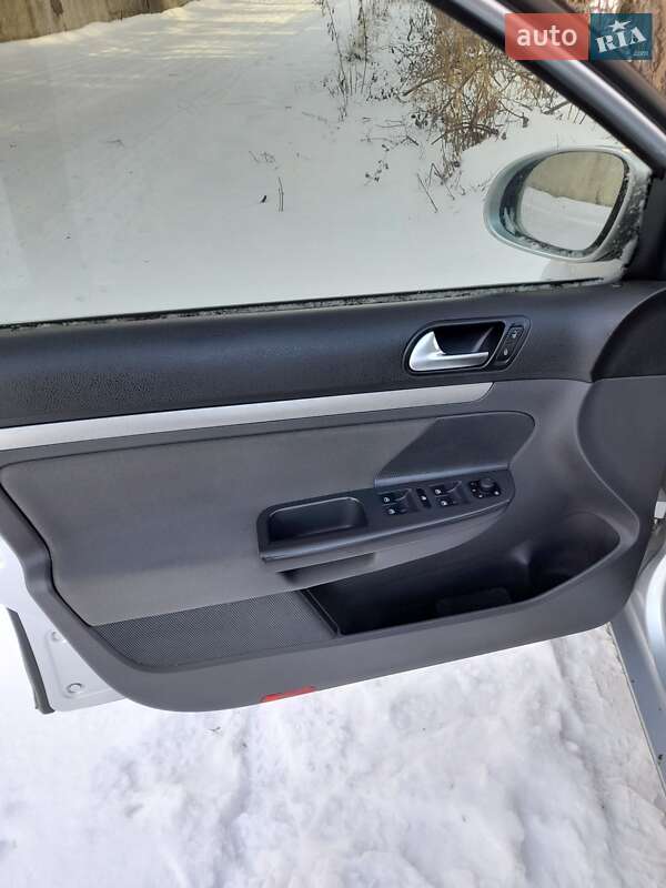 Универсал Volkswagen Golf 2009 в Городке