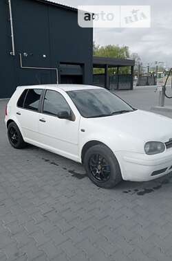 Хэтчбек Volkswagen Golf 2001 в Зборове