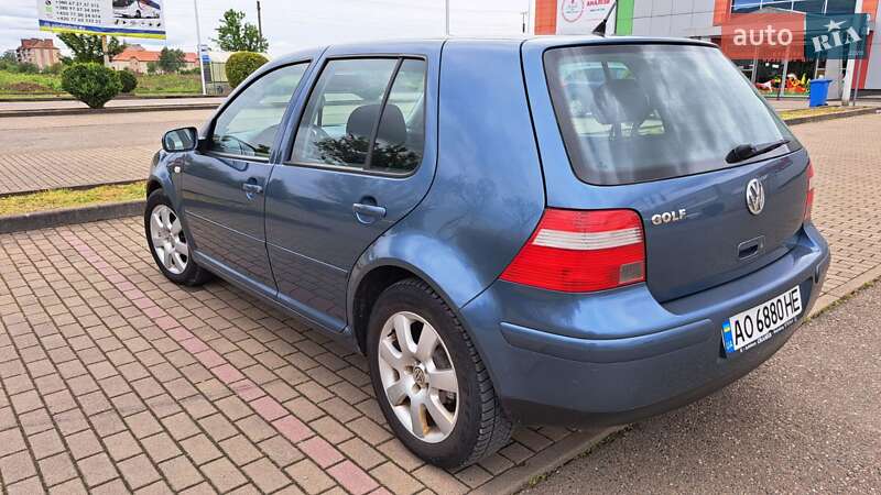 Хэтчбек Volkswagen Golf 2003 в Виноградове
