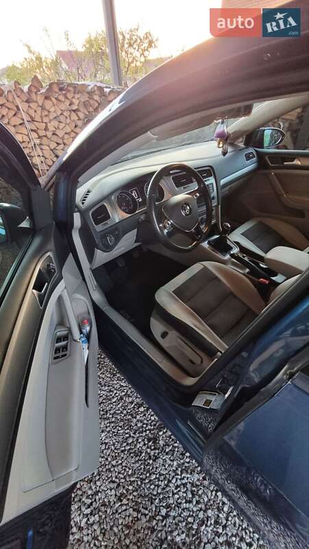 Хетчбек Volkswagen Golf 2016 в Ірпені