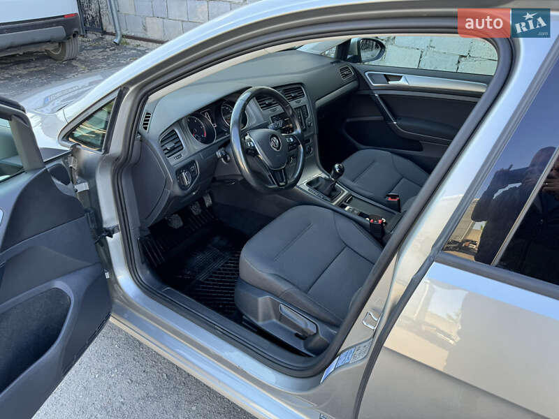 Универсал Volkswagen Golf 2015 в Жовкве