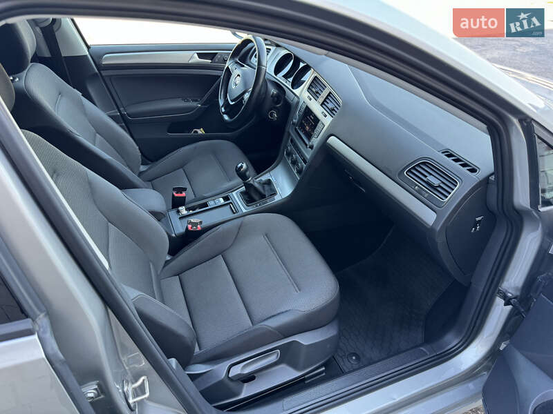 Универсал Volkswagen Golf 2015 в Жовкве