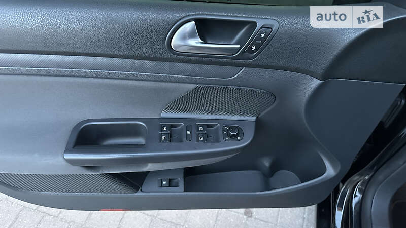 Хэтчбек Volkswagen Golf 2008 в Запорожье