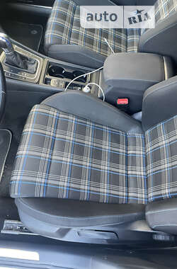 Хэтчбек Volkswagen Golf 2015 в 