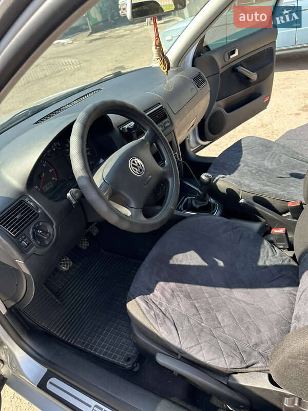 Хэтчбек Volkswagen Golf 2001 в Запорожье