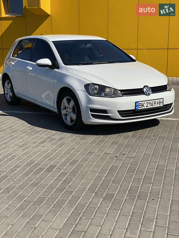 Хэтчбек Volkswagen Golf 2014 в Ровно