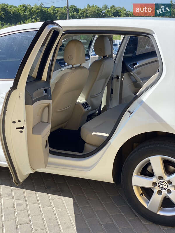 Хэтчбек Volkswagen Golf 2014 в Ровно