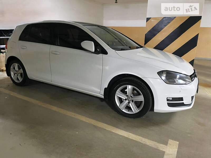 Хэтчбек Volkswagen Golf 2013 в Киеве