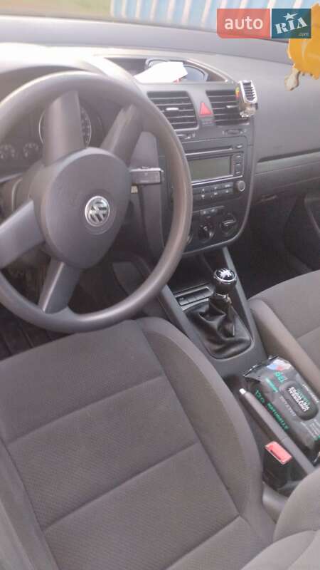Хэтчбек Volkswagen Golf 2005 в Заречном