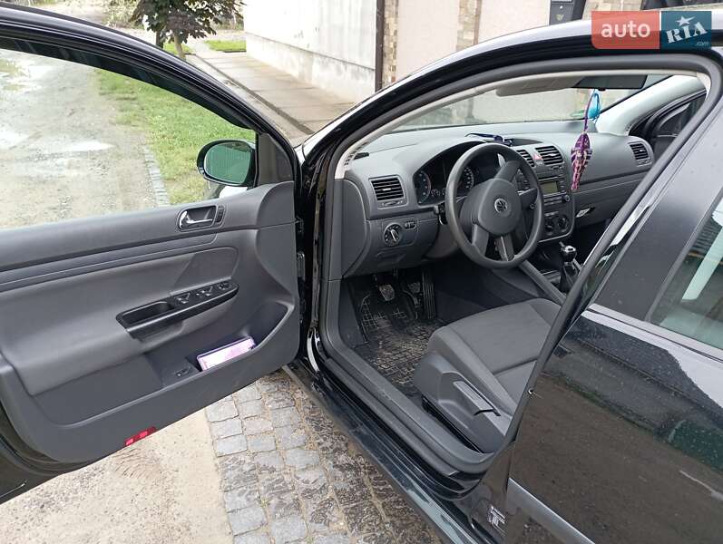 Хэтчбек Volkswagen Golf 2004 в Берегово