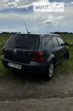 Хэтчбек Volkswagen Golf 2000 в 