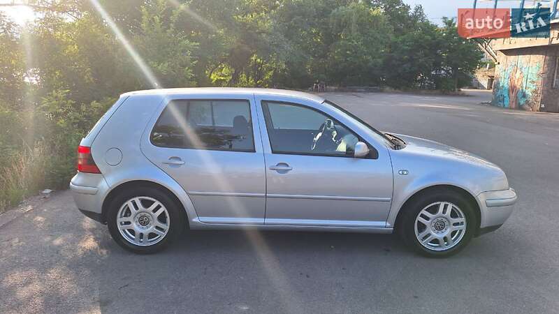 Хетчбек Volkswagen Golf 2002 в Дніпрі