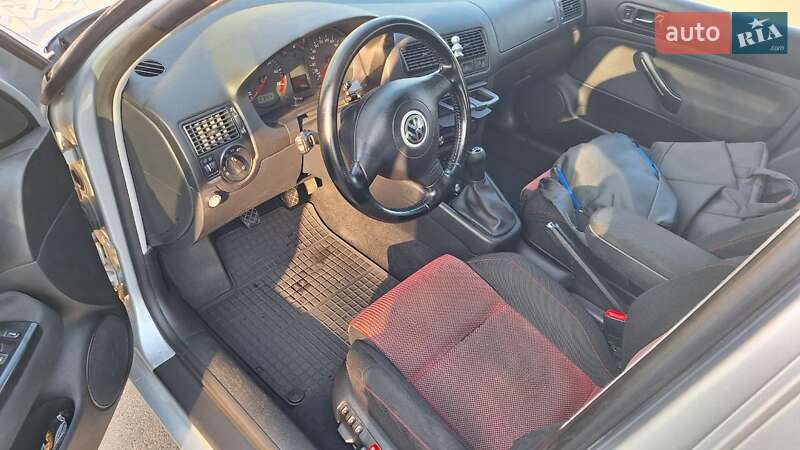 Хетчбек Volkswagen Golf 2002 в Дніпрі