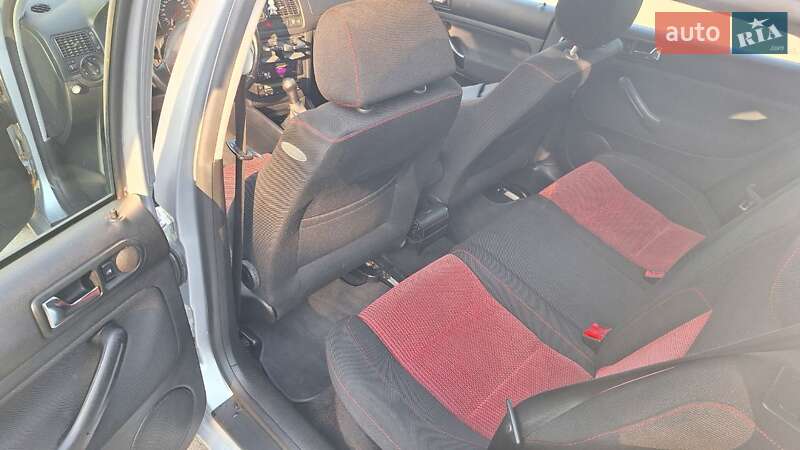 Хетчбек Volkswagen Golf 2002 в Дніпрі