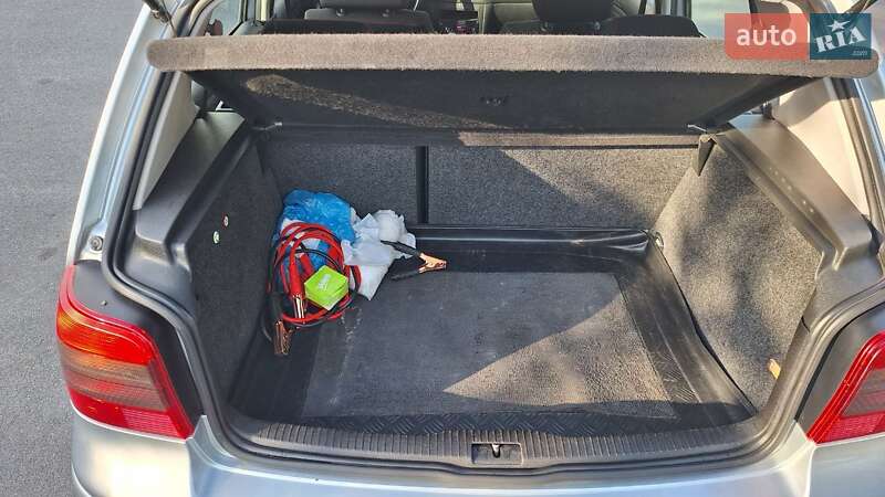 Хетчбек Volkswagen Golf 2002 в Дніпрі