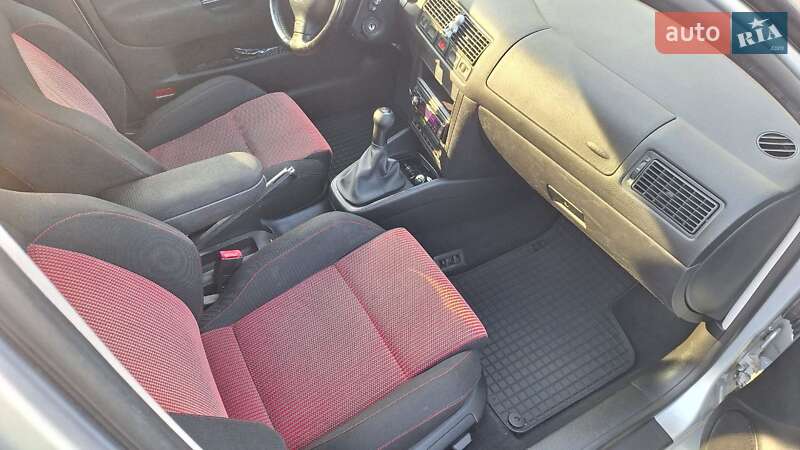 Хетчбек Volkswagen Golf 2002 в Дніпрі