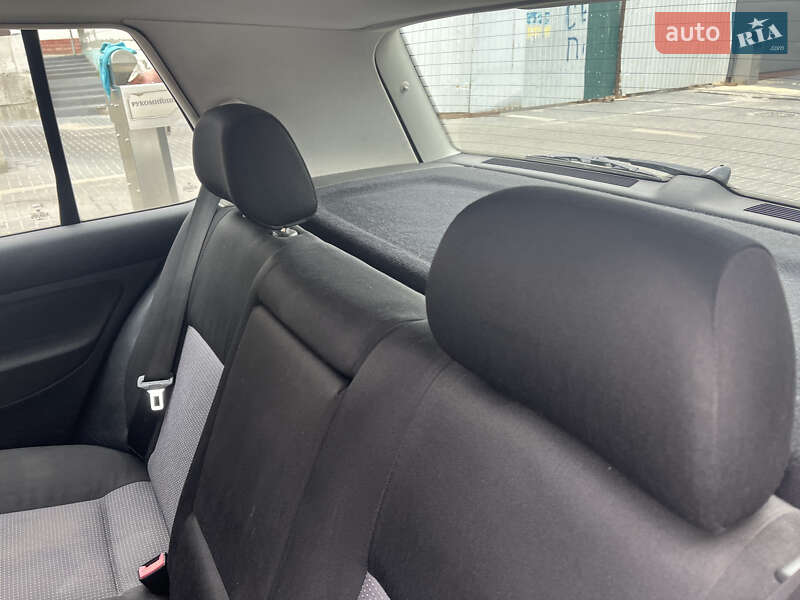 Хетчбек Volkswagen Golf 2001 в Кропивницькому