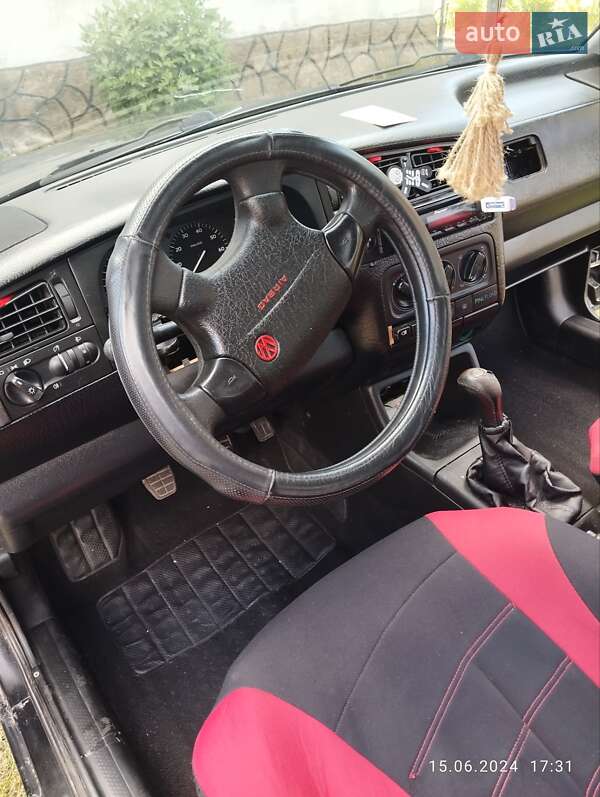 Хэтчбек Volkswagen Golf 1995 в Золочеве