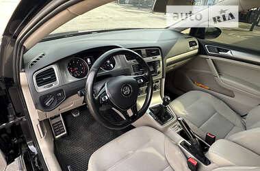 Хэтчбек Volkswagen Golf 2016 в Киеве