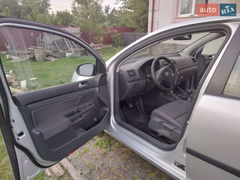 Хэтчбек Volkswagen Golf 2006 в Остроге