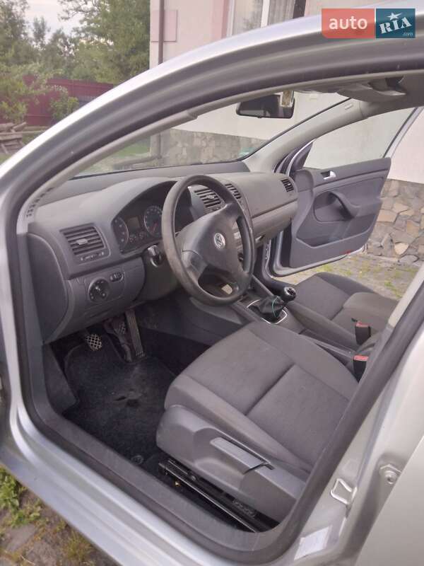 Хэтчбек Volkswagen Golf 2006 в Остроге