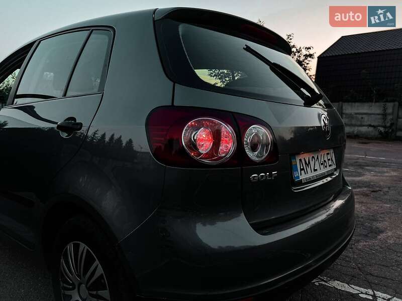 Хэтчбек Volkswagen Golf 2005 в Житомире
