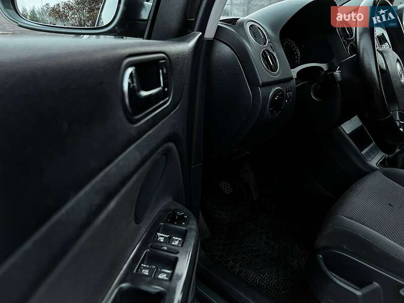 Хэтчбек Volkswagen Golf 2005 в Житомире