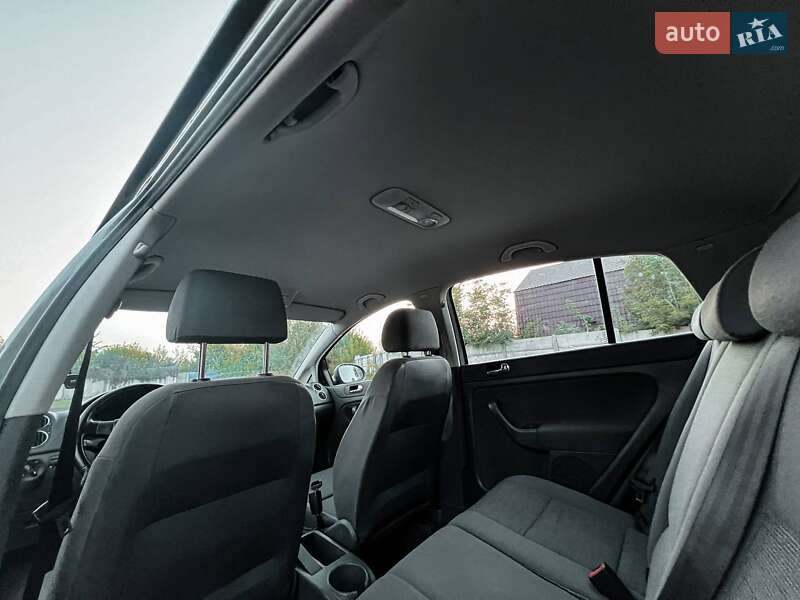 Хэтчбек Volkswagen Golf 2005 в Житомире