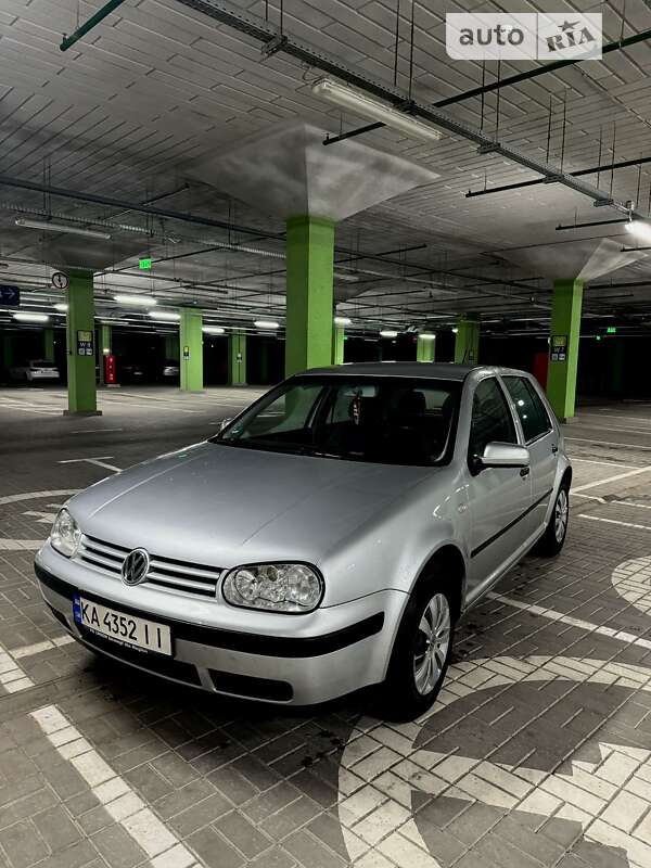 Хетчбек Volkswagen Golf 2001 в Києві