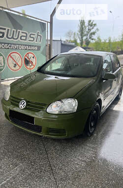 Хэтчбек Volkswagen Golf 2004 в Новояворовске