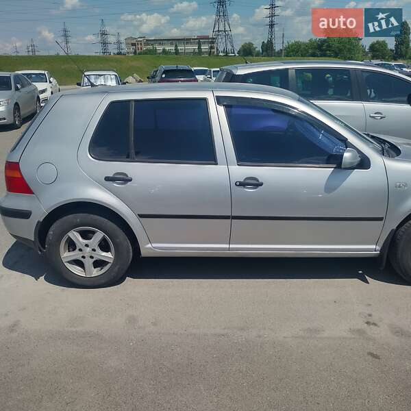 Volkswagen Golf 2003